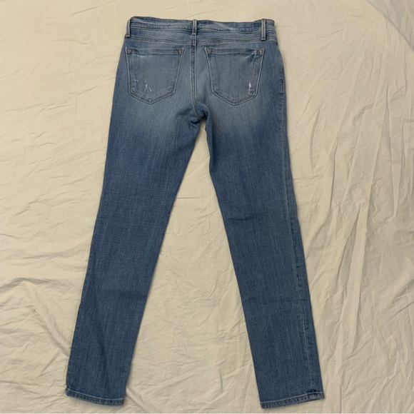 Ann Taylor Loft Relaxed Skinny Jeans 
Size 2/26 
Light Wash Distressed Denim - Picture 15 of 16
